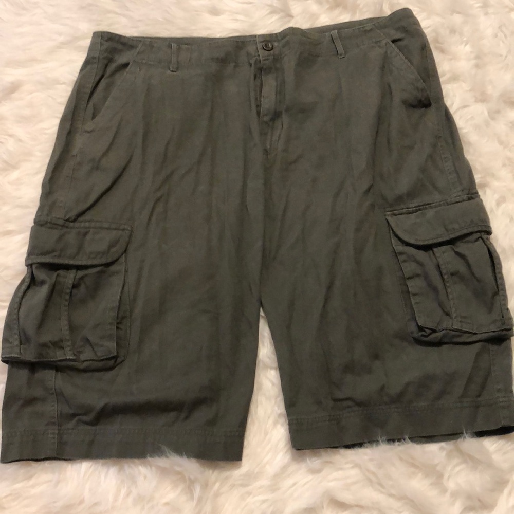 GOLD LABEL BRAND Cargo Shorts in Army Green Size42
